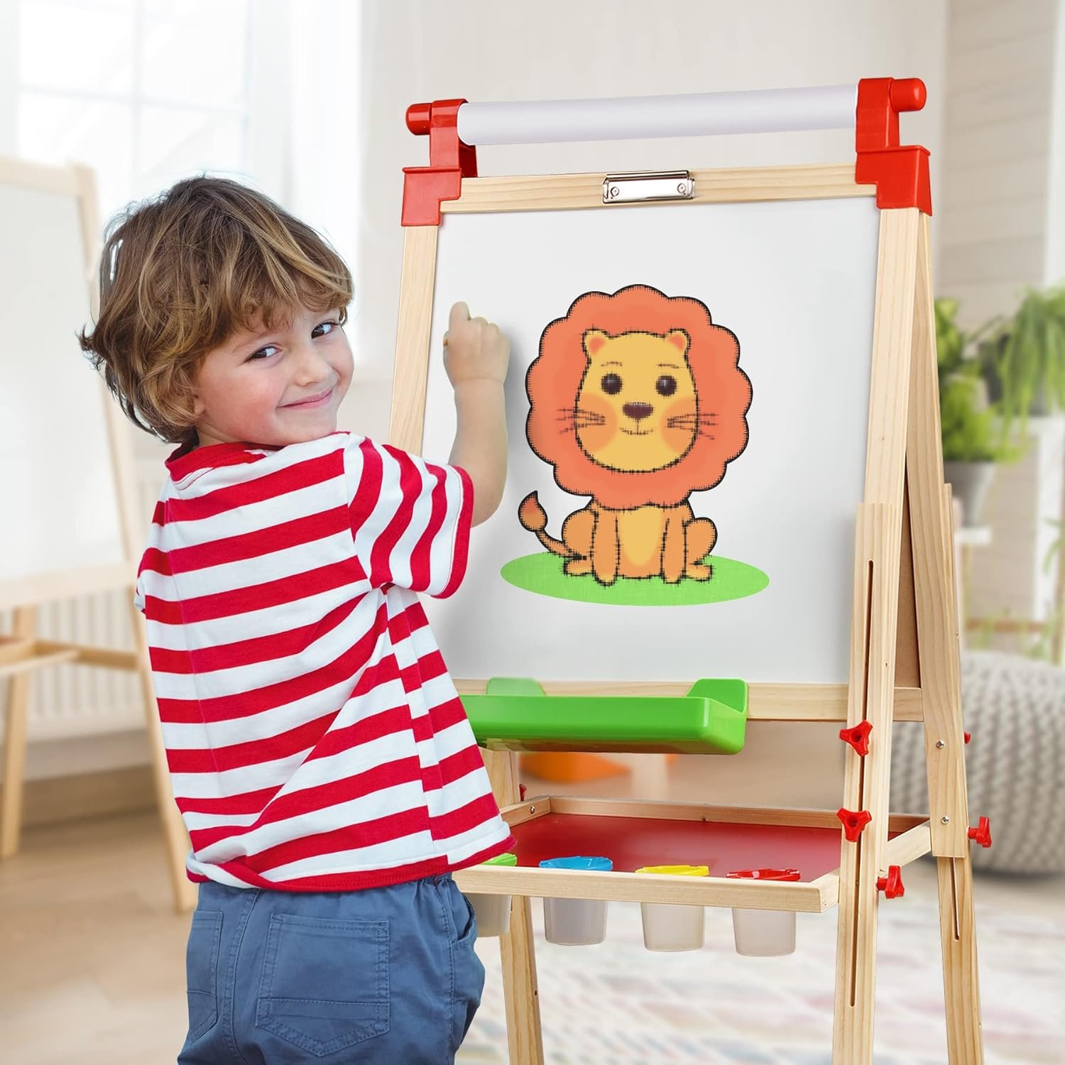 Niño dibujando con crayones